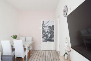 Televízia a/alebo spoločenská miestnosť v ubytovaní Apartment Floresita