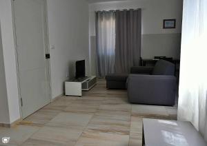 uma sala de estar com um sofá e uma televisão em TARRAFAL SN TOUR em Tarrafal