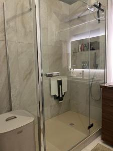 a bathroom with a shower with a toilet and a sink at Terrasse Zen - Confort Nature & Accessibilité - 4 personnes - Parking gratuit - 20 min de Paris in Asnières-sur-Seine +25 photos