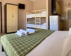 Postel nebo postele na pokoji v ubytování Aparthotel PAJA Ksamil