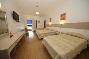 阿瓦雷的住宿－Hotel Península，酒店客房设有两张床和电视。