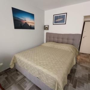 1 dormitorio con 1 cama en una habitación blanca en Novi studio apartman Demy u centru Splita en Split