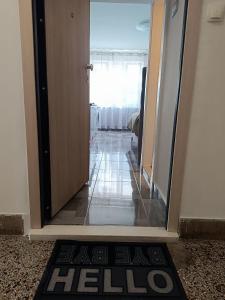 una puerta que da a un pasillo con una alfombra de bienvenida en Novi studio apartman Demy u centru Splita en Split