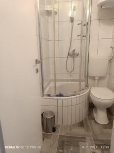 y baño con ducha y aseo. en Novi studio apartman Demy u centru Splita en Split