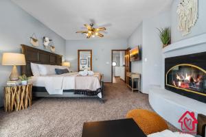 um quarto com uma cama e uma lareira em Pueblo Moon w Pool - An Irvie Home em Alameda