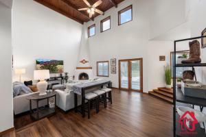 ein Wohnzimmer mit weißen Wänden und Holzböden in der Unterkunft Pueblo Moon w Pool - An Irvie Home in Alameda