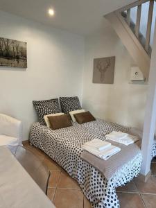 a bedroom with a bed with a checkered bedspread at Chez Sabrina, à Nanterre Paris La Défense, maison individuelle qui donne sur jardin in Nanterre