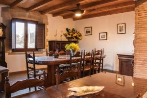 - une salle à manger avec une table et des chaises en bois dans l'établissement Mas Manosa, à Vilademuls