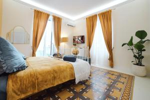 une chambre avec un lit et une grande fenêtre dans l'établissement OKRA Apartment Pescara Centro, à Pescara