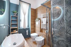 une salle de bain avec toilettes et douche dans l'établissement OKRA Apartment Pescara Centro, à Pescara 27 autres photos