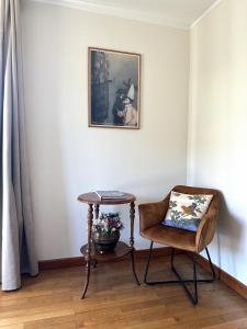 una silla y una mesa en una habitación en Jardin d'Eden Family-sized Residence, 