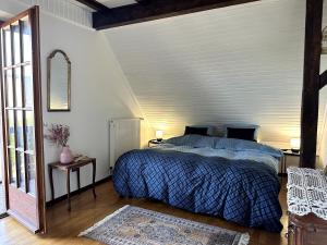 1 dormitorio con 1 cama en la esquina de una habitación en Jardin d'Eden Family-sized Residence, 