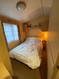 a small bedroom with a bed and a window at Secluded Woodland Hideaway - 2 Bed with Private Parking in Emsworth