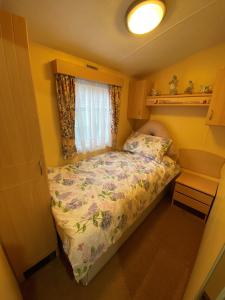Habitación pequeña con cama y ventana en Secluded Woodland Hideaway - 2 Bed with Private Parking en Emsworth