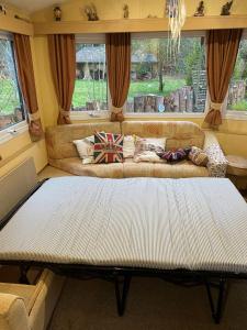 uma sala de estar com um sofá e uma mesa em Secluded Woodland Hideaway - 2 Bed with Private Parking em Emsworth