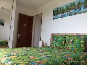 Rúm í herbergi á Chambre Vue sur Mer