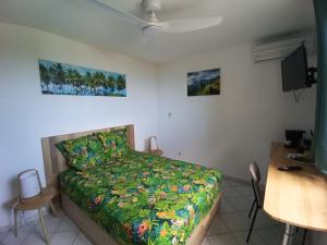 Rúm í herbergi á Chambre Vue sur Mer