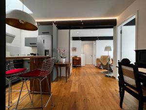 a kitchen and living room with chairs and a table at New exclusive 2 bedroom apartment Hamburg in Hamburg