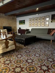 - un salon avec un canapé et une table dans l'établissement Valletta Period Townhouse, à La Valette