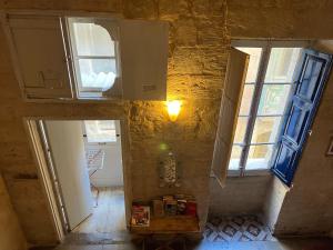 - une chambre avec deux fenêtres et une table dans l'établissement Valletta Period Townhouse, à La Valette