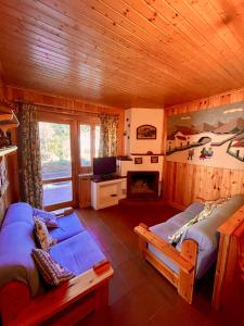 1 dormitorio con 2 camas y chimenea en una cabaña en Dolcevita house in Camigliatello, en Camigliatello Silano