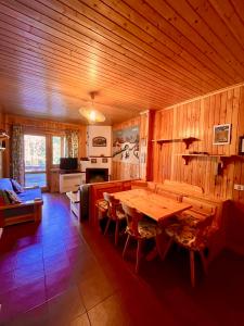 una sala da pranzo in legno con tavolo e sedie in legno di Dolcevita house in Camigliatello a Camigliatello Silano