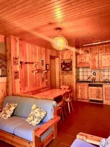 una cucina con divano e tavolo in una camera di Dolcevita house in Camigliatello a Camigliatello Silano