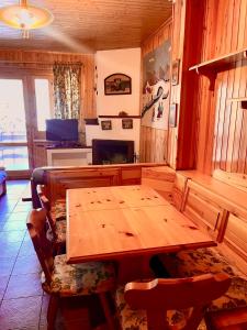 un tavolo e sedie in legno in una stanza di Dolcevita house in Camigliatello a Camigliatello Silano