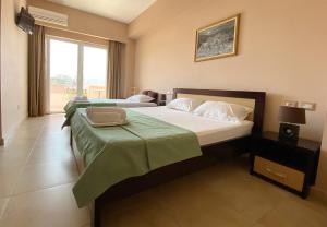 Postel nebo postele na pokoji v ubytování Aparthotel PAJA Ksamil