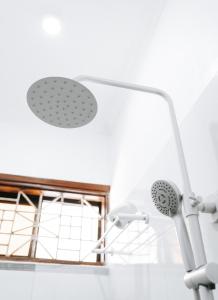 um espelho na casa de banho com um chuveiro em Cozy 2 bedroom with Gym em Dar es Salaam