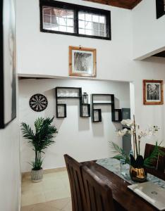 uma sala de jantar com uma mesa e algumas imagens na parede em Cozy 2 bedroom with Gym em Dar es Salaam
