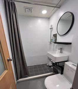 y baño con lavabo y espejo. en 富裕商旅 RICH-hotel, en Taitung