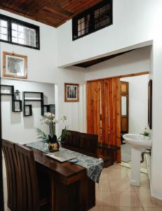 uma sala de jantar com uma mesa e um lavatório em Cozy 2 bedroom with Gym em Dar es Salaam