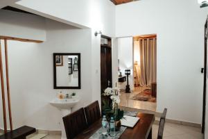 uma sala de jantar com uma mesa e um lavatório em Cozy 2 bedroom with Gym em Dar es Salaam