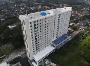 uma vista superior de um edifício branco alto em Mataram City Apartment Yogyakarta by ALUN em Kejayan