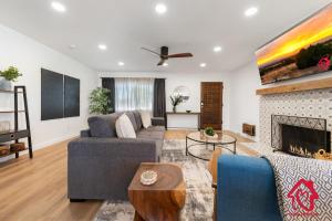 een woonkamer met een bank en een open haard bij ValleyVibe: Modern Comfort in North Valley - an Irvie Home in Albuquerque