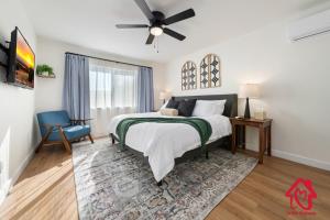 een slaapkamer met een bed en een plafondventilator bij ValleyVibe: Modern Comfort in North Valley - an Irvie Home in Albuquerque