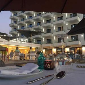 Restaurace v ubytování Sunshine Apt Qerret-Golem Beach-Self-Check-in