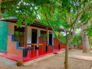 una casa con una vernice rossa e blu sopra di Pride Rock Villa a Sigiriya