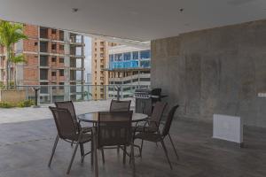 een eetkamer met een tafel en stoelen in een gebouw bij Acogedor y lujoso apartamento en edificio infinitum in Cartagena