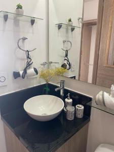 y baño con lavabo y espejo. en Acogedor y lujoso apartamento en edificio infinitum, en Cartagena de Indias