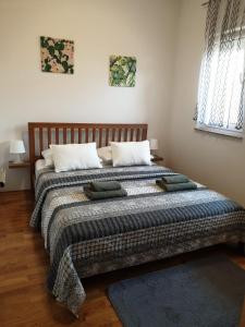 Un dormitorio con una cama grande con almohadas. en Apartments Glibo, en Cres