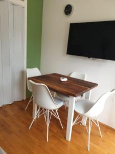 TV a/nebo společenská místnost v ubytování Apartments Glibo