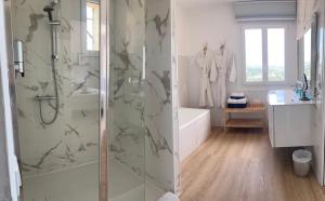 Villa Cacharelle Vue Mer Piscine的一间浴室