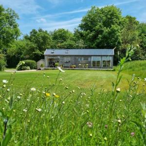Taman di luar Log Cabin at The Old Summer Dairy Glastonbury