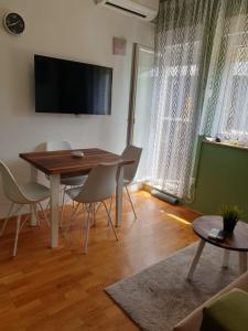 TV a/nebo společenská místnost v ubytování Apartments Glibo