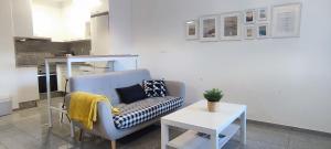 salon z kanapą i stołem w obiekcie Precioso apartamento en ares w mieście Ares