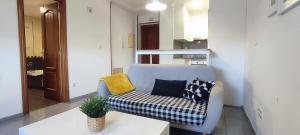 salon z kanapą i stołem w obiekcie Precioso apartamento en ares w mieście Ares