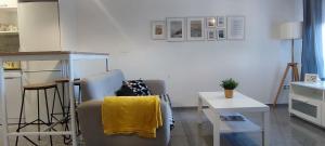 salon z krzesłem i stołem w obiekcie Precioso apartamento en ares w mieście Ares
