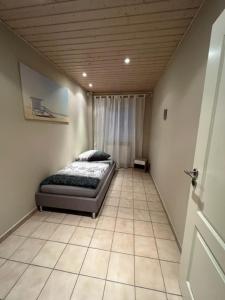 una camera con un letto nell'angolo di una stanza di Soho Ferienwohnung a Rodenbach